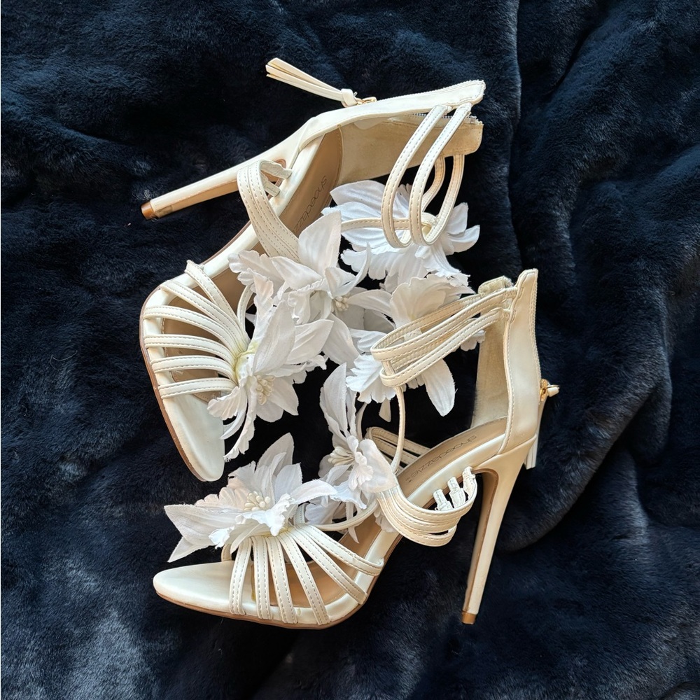 Barely worn beautiful white heels